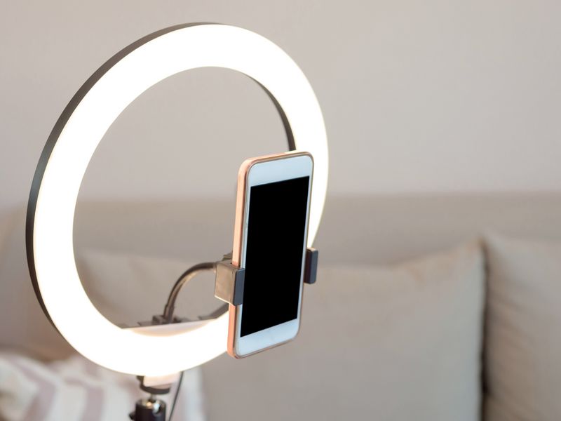 Iphone sur un trépied avec une ringlight