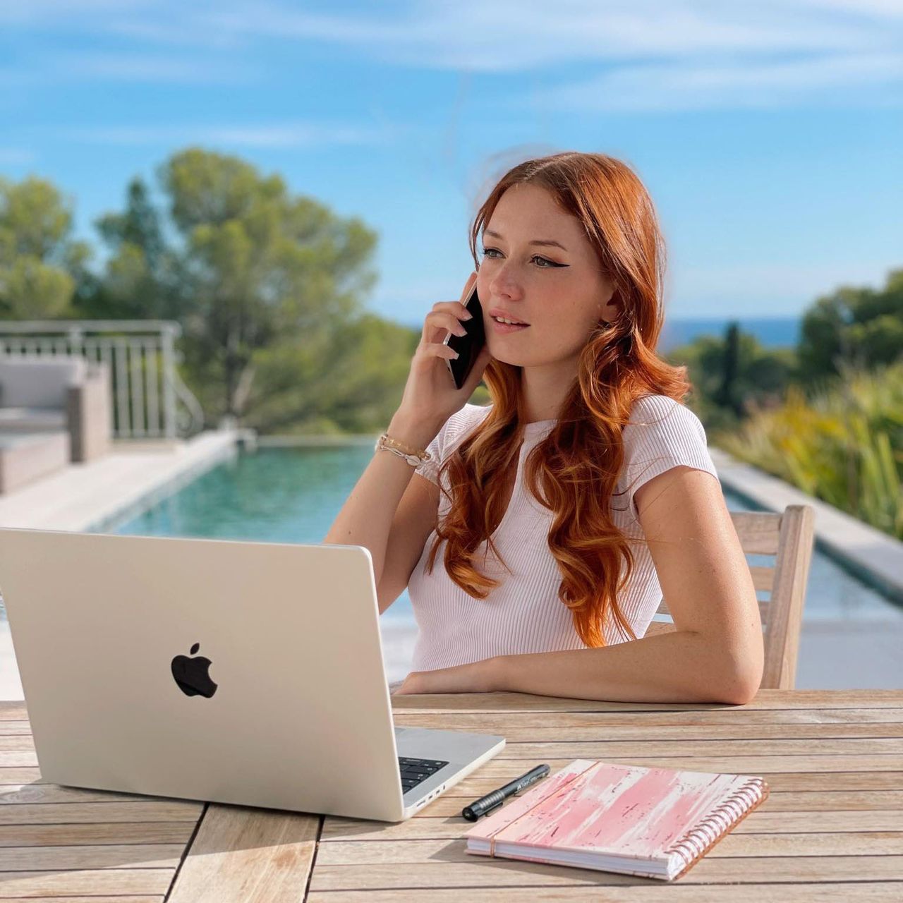 Femme au téléphone